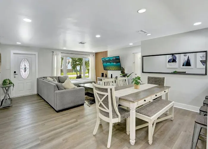 3Br 2Ba Home With Pool Near Nightlife And Beach!