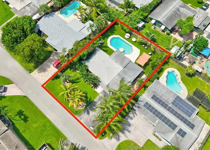 3Br 2Ba Home With Pool Near Nightlife And Beach!