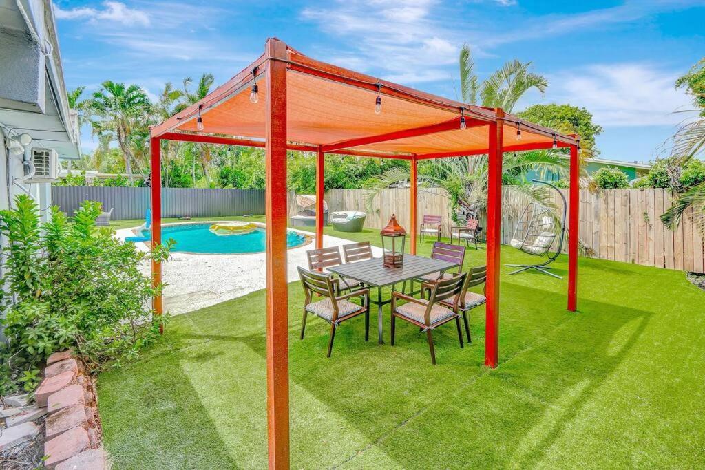 3br 2ba With Pool Near Nightlife And Beach! Hébergement de vacances