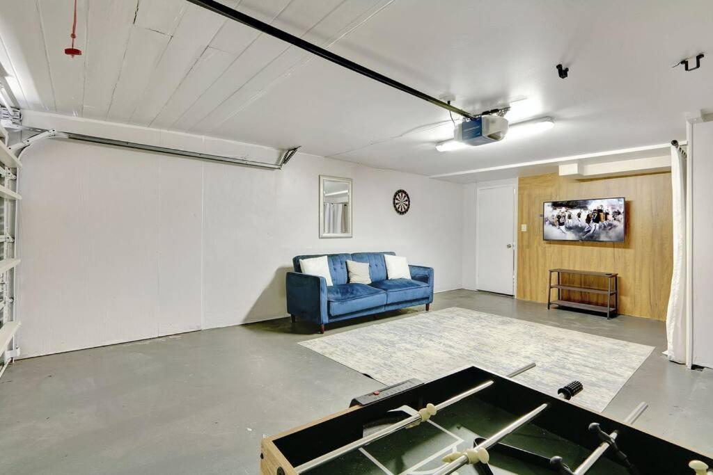 3br 2ba With Pool Near Nightlife And Beach!