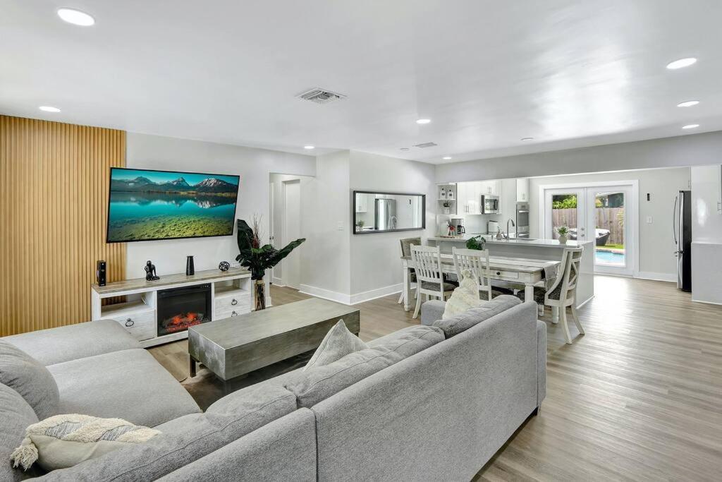 3br 2ba With Pool Near Nightlife And Beach! Hébergement de vacances