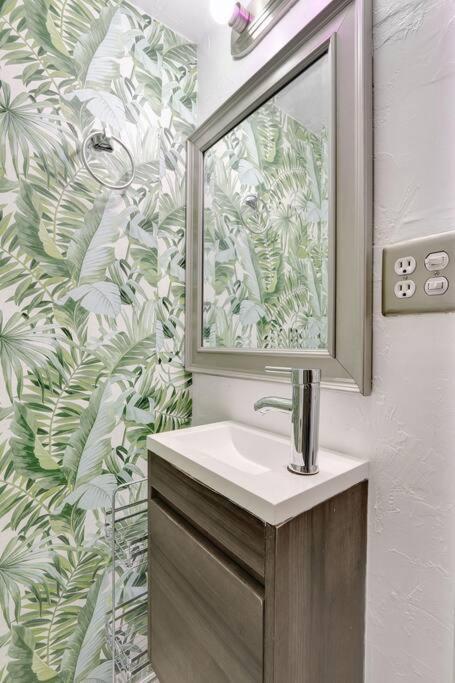 Hébergement de vacances 3br 2ba With Pool Near Nightlife And Beach!