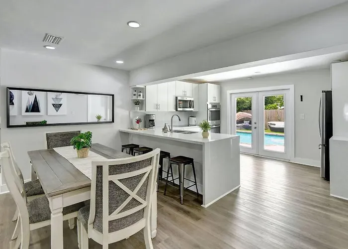 3Br 2Ba Home With Pool Near Nightlife And Beach!